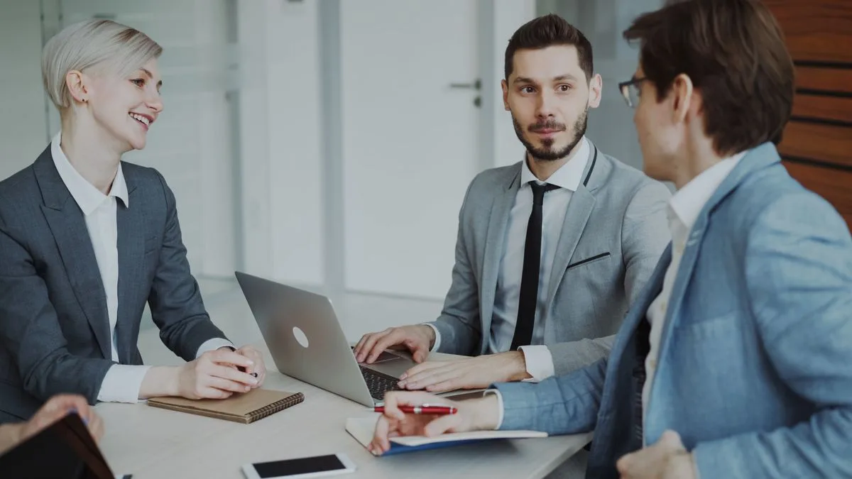 Profesional revisando un checklist de auditoría de marketing y procesos comerciales