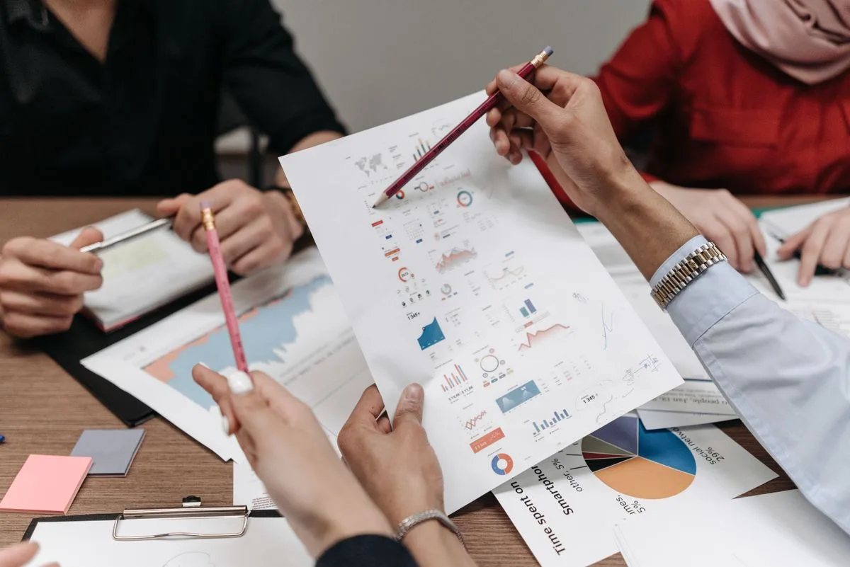 Equipo revisando indicadores y datos en una auditoría de marketing B2B