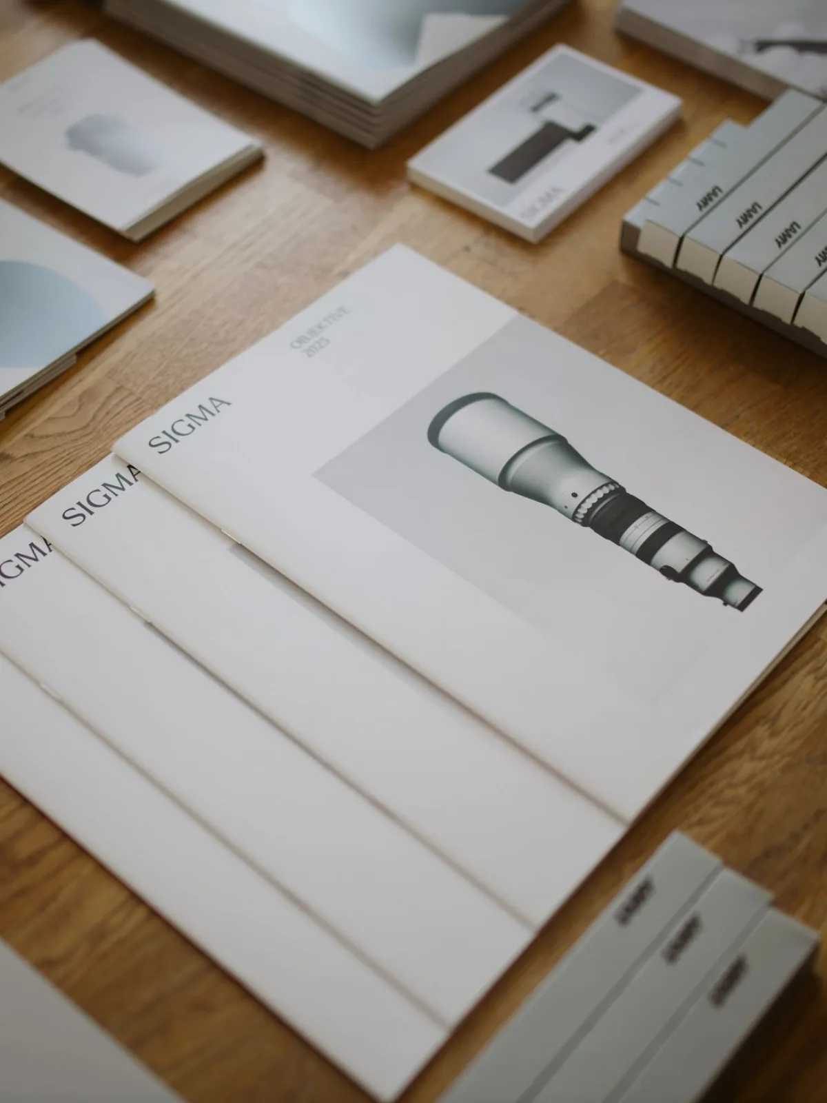 Brochure y material técnico comercial B2B impreso sobre una mesa de trabajo