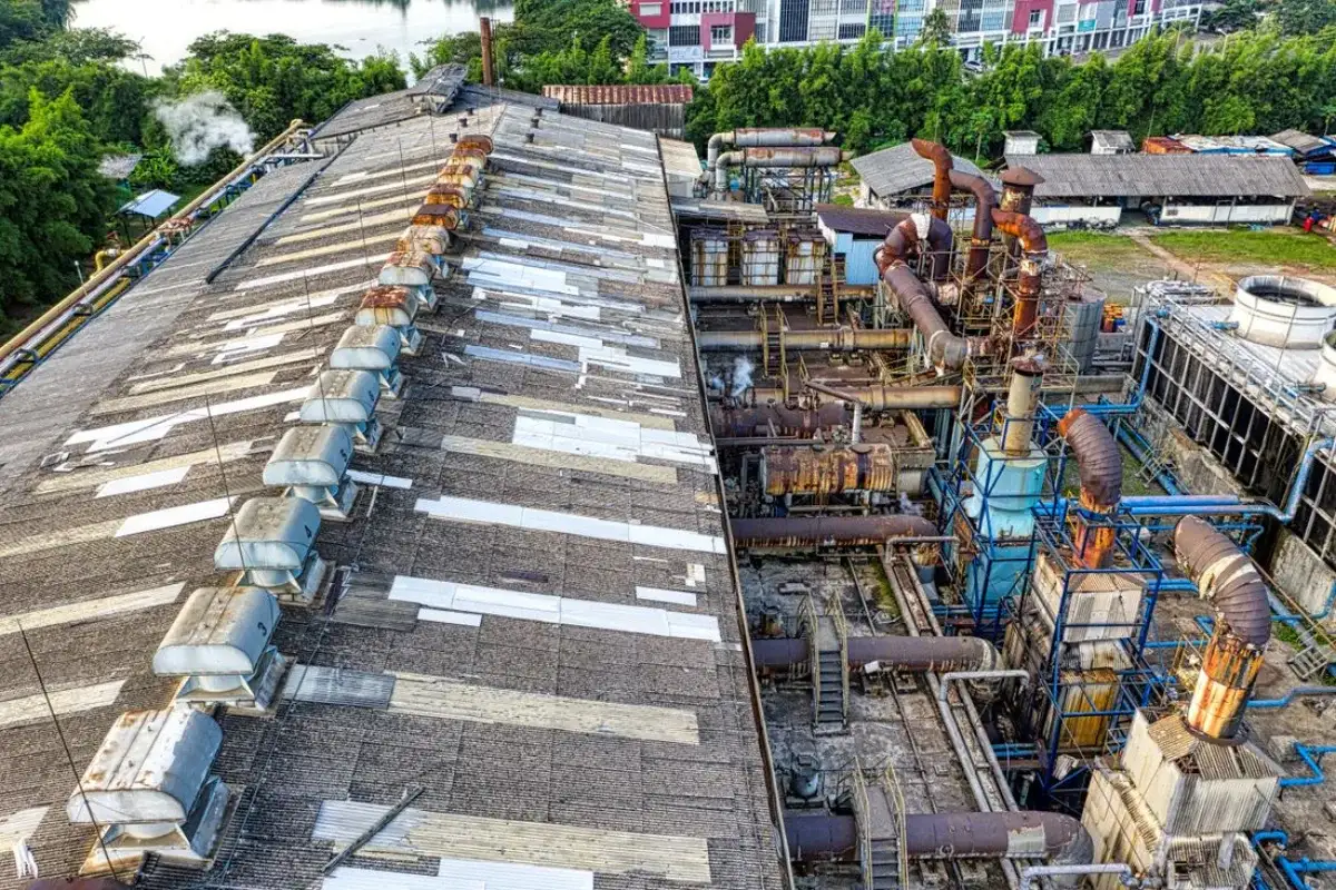 Instalación industrial rodeada de vegetación, desempeño ambiental real que sostiene la comunicación ESG