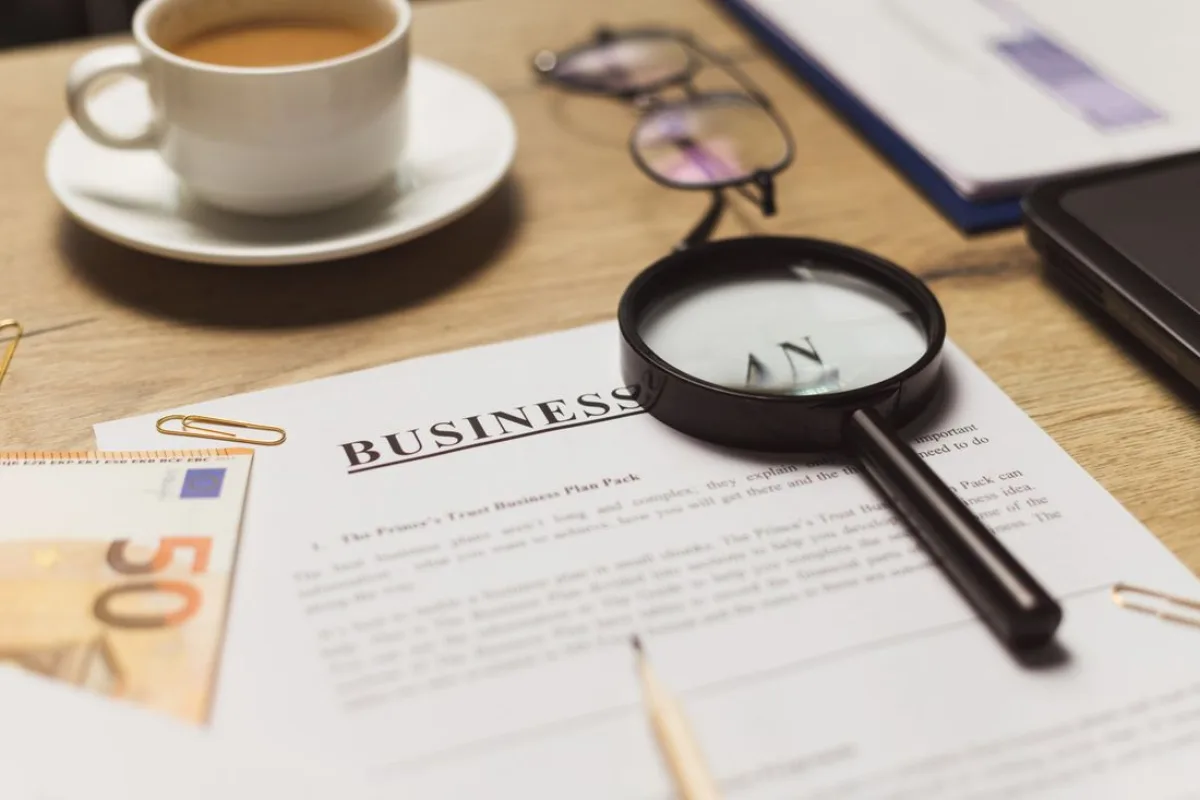 Plan de negocio B2B bajo una lupa, diagnóstico que precede a la estrategia