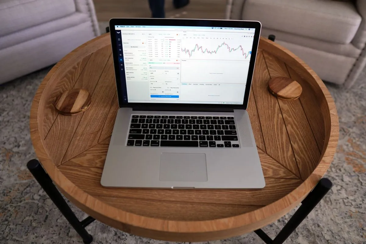 Equipo estructurando contenido y datos para optimización de visibilidad en IA