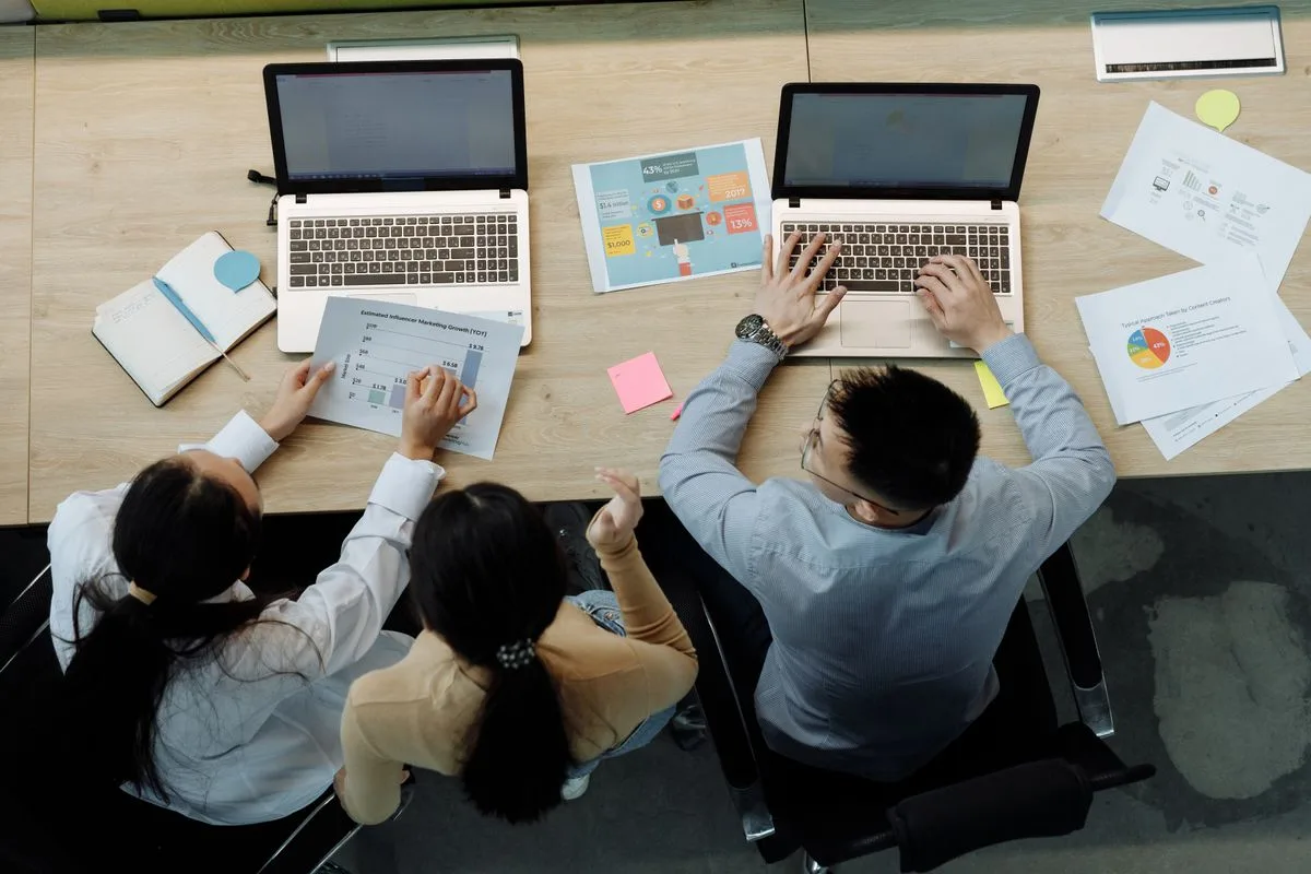 Equipo comercial priorizando experimentos de mejora sobre el embudo B2B