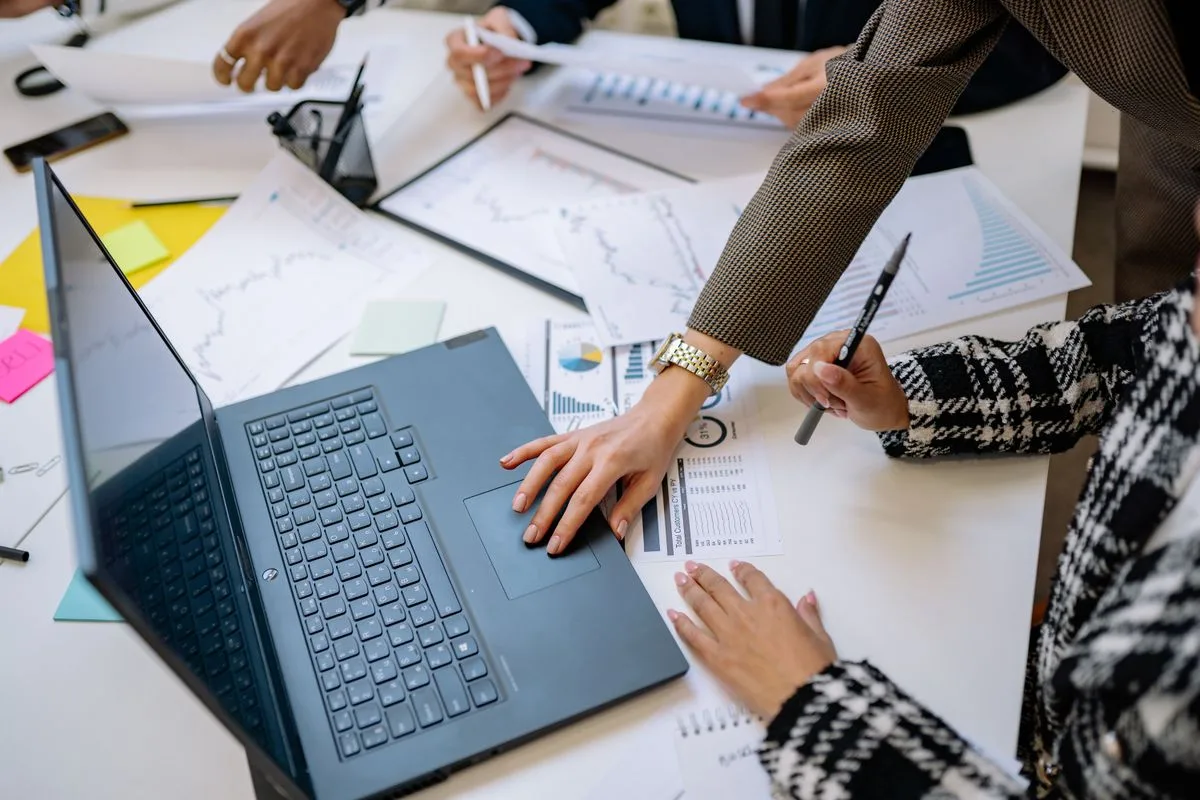 Equipo analizando métricas de crecimiento y embudo comercial B2B
