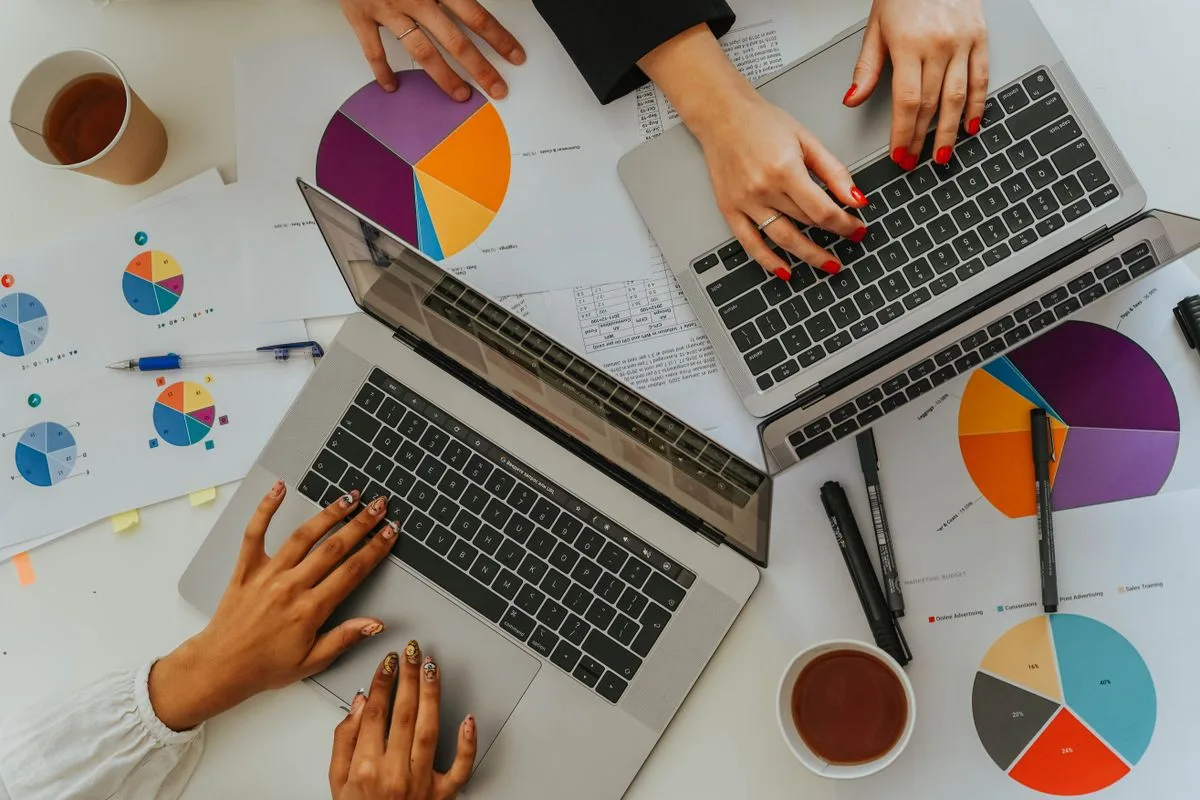 Equipo profesional trabajando con tecnología y datos, dirigiendo herramientas de IA