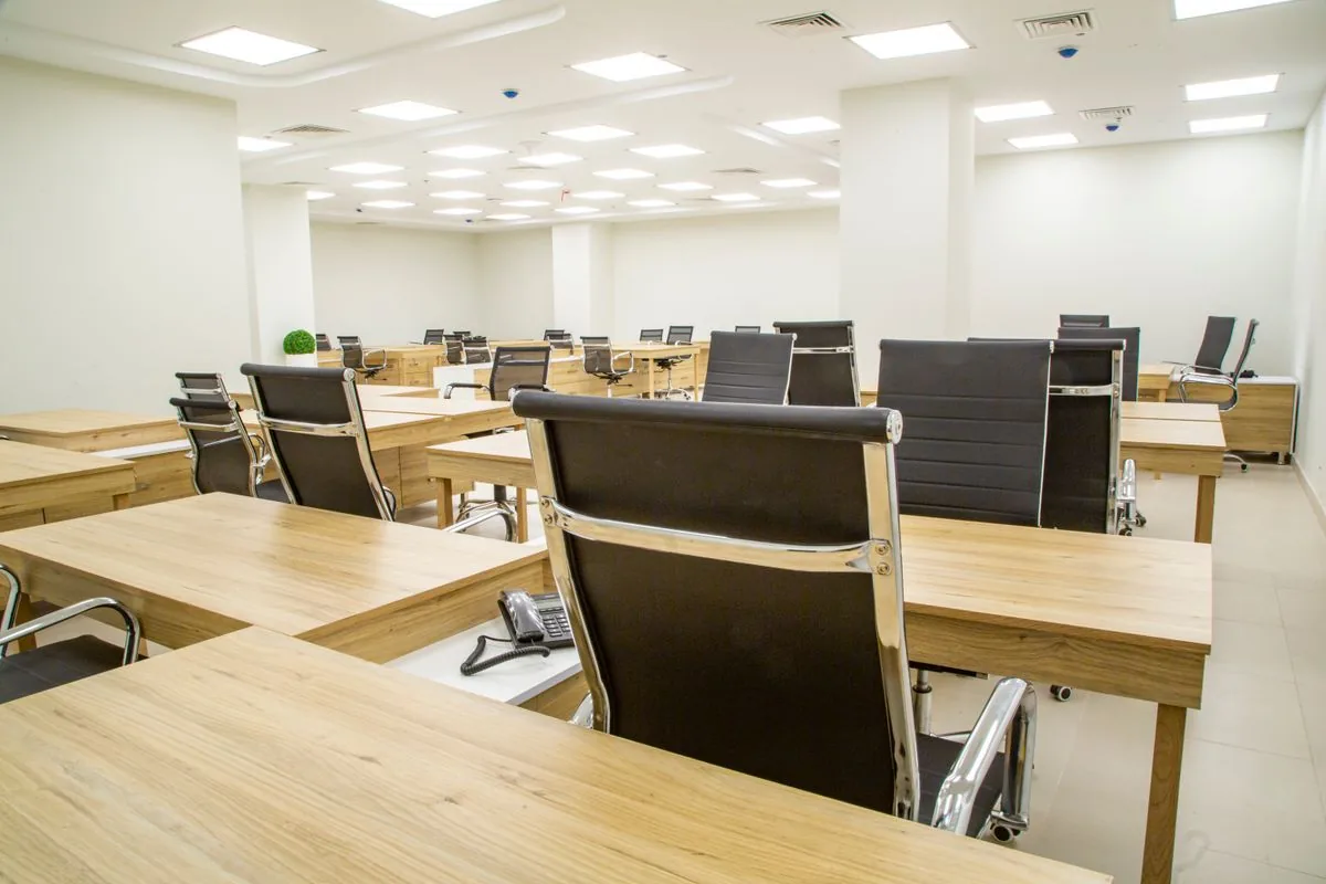 Equipo comercial interno de una empresa B2B industrial revisando su cartera de cuentas