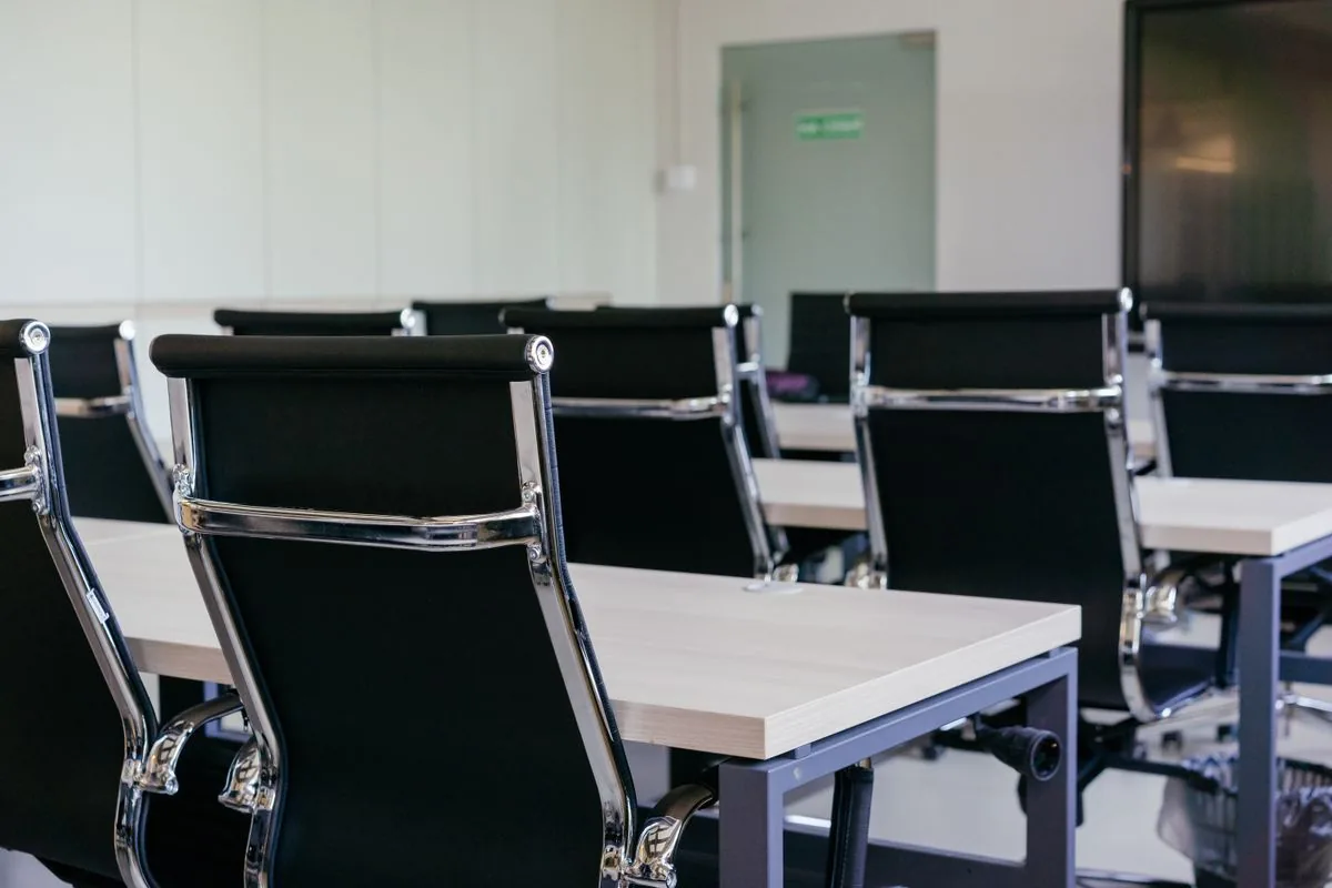Coordinación entre equipo comercial interno y prospección externalizada en un modelo mixto B2B