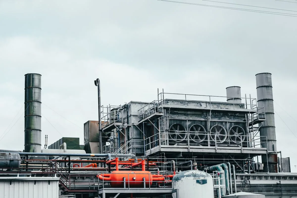 Planta industrial con estructura de tuberías y maquinaria, contexto del marketing B2B técnico