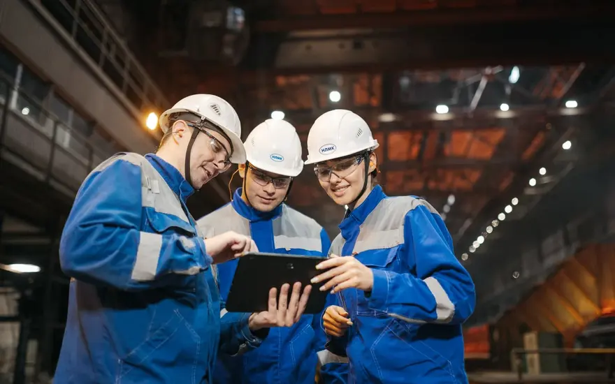 Ingenieros revisando un proyecto en una planta industrial, contexto del marketing industrial B2B