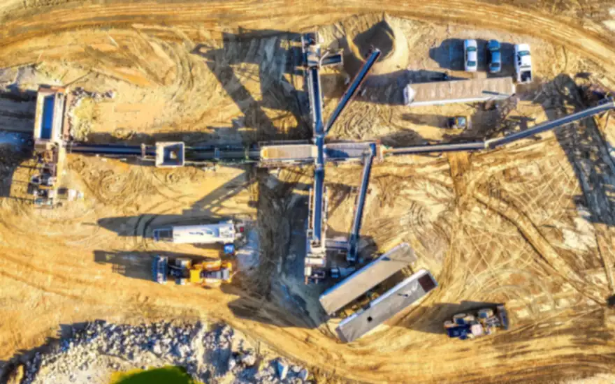 Planta de áridos con sus correas transportadoras vista desde el aire, el tipo de operación cuyo proceso comercial ordena una consultora B2B