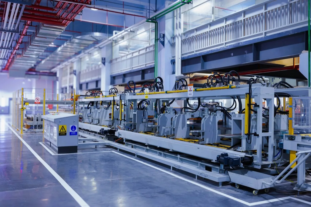 Línea de producción industrial — manufactura B2B