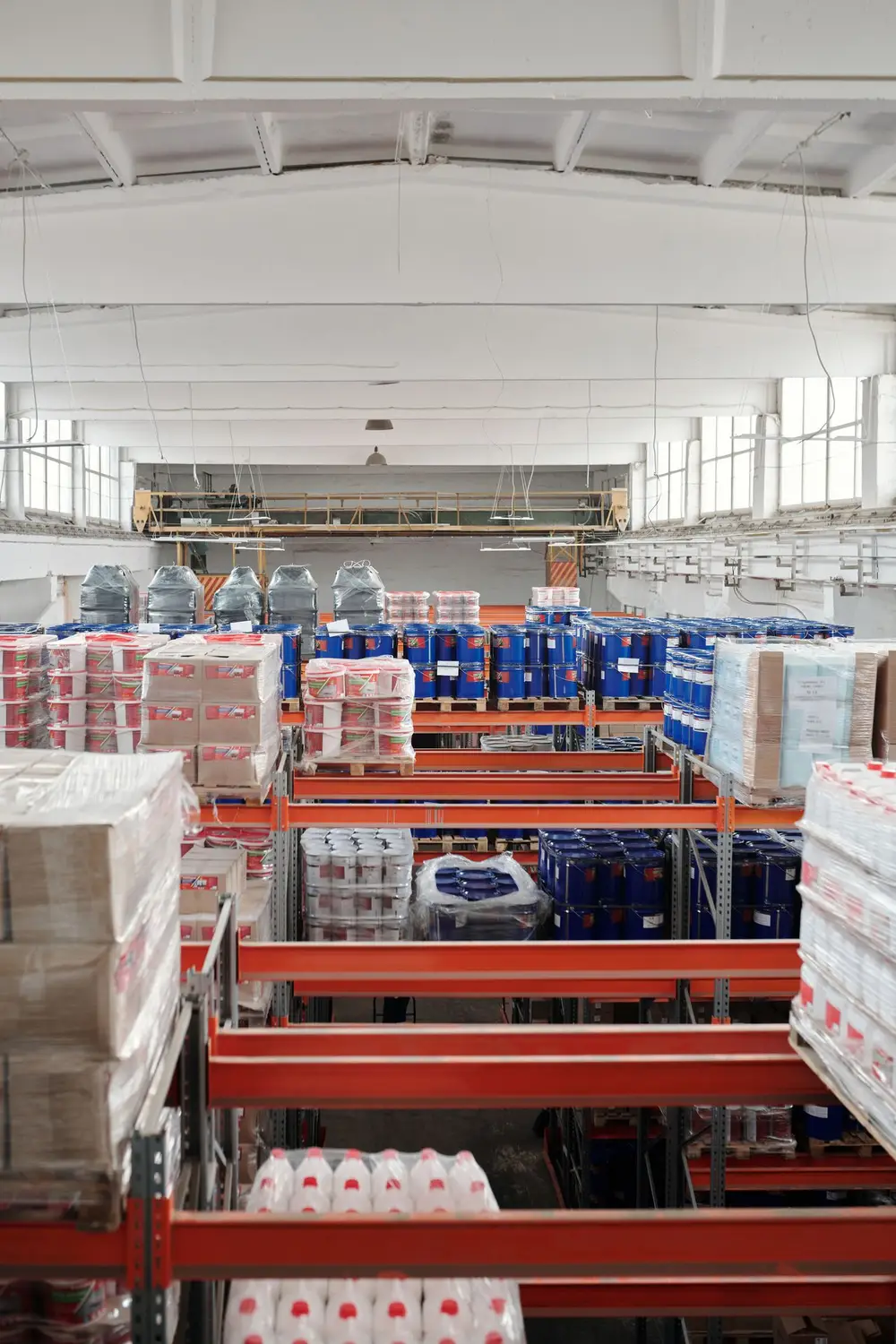 Interior de cámara de almacenamiento refrigerado con carga paletizada