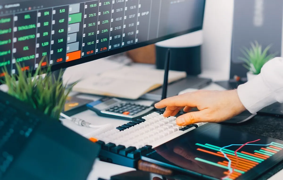 Equipo de marketing y ventas B2B alineando su lista de cuentas objetivo en un programa de ABM